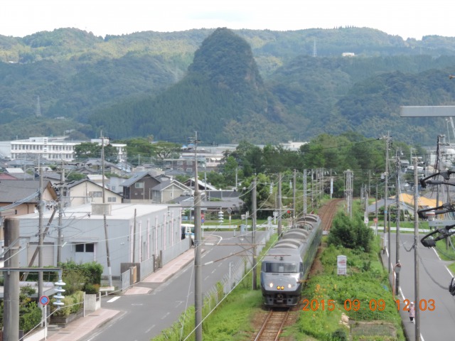 電車後方の丸い山は蔵王岳(169m)